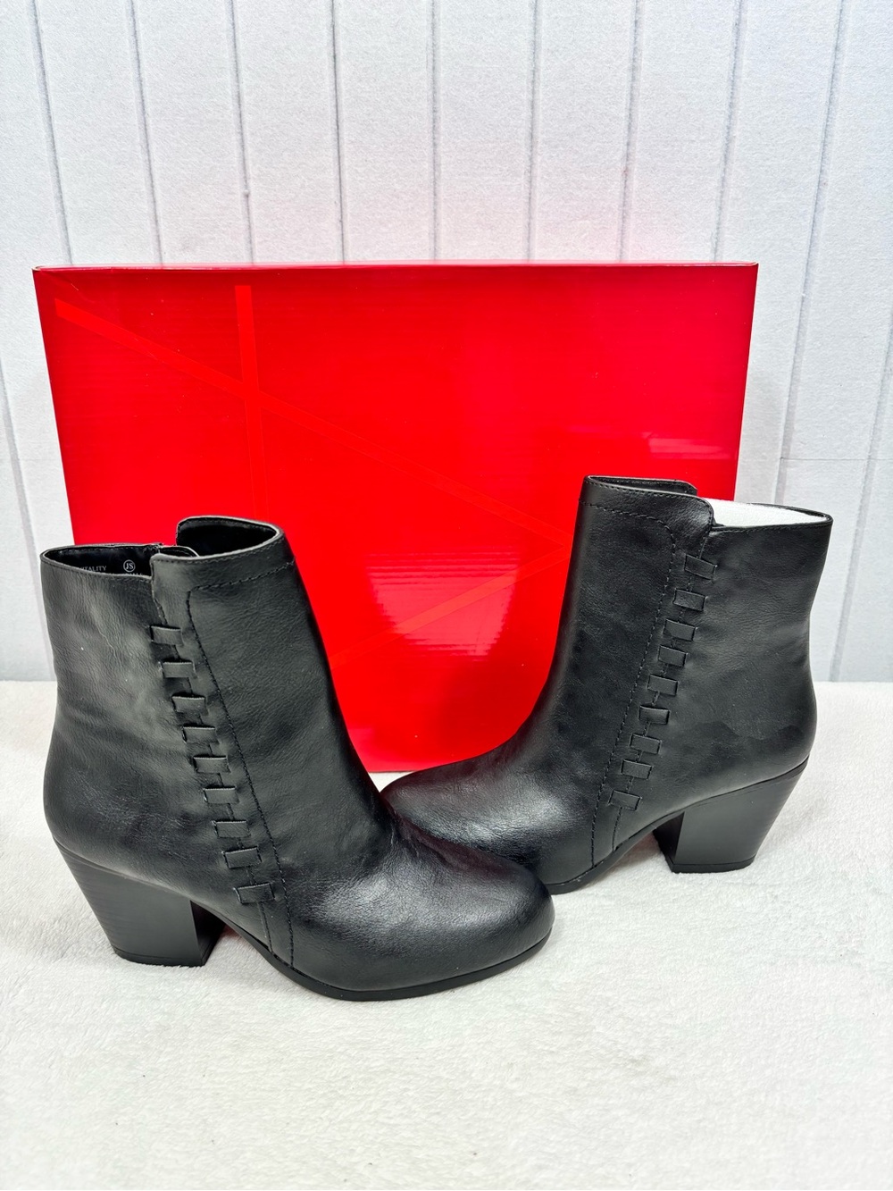 AEROSOLES Vitality  Black Leather Ankle Booties with Stitch Detail Size 7